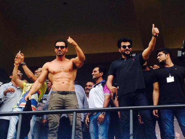 VenetiaSarll's tweet photo. EEK! #rafties I may not be able to blog. My eyes have just been DAZZLED by the sheer RADIANCE of our prince's ABS! ;D http://t.co/0ytSUIM9JA