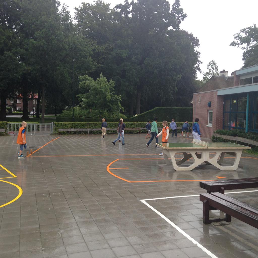 Bassmits_BW's tweet photo. Ondanks het slechte #weer blijven er een aantal #fanatiekelingen meedoen met @BeweegWijs spellen op @CSODePrinsenhof http://t.co/eN2W1Ti9p7
