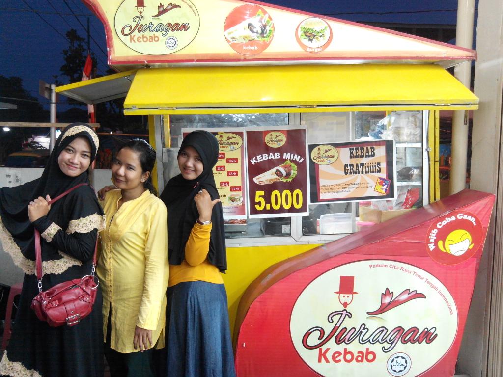 Nah ini 3 Srikandi <a href="/Juragan_Kebab/">Juragan Kebab</a> cabang Indomart Pondok Hijau Raya ^_^