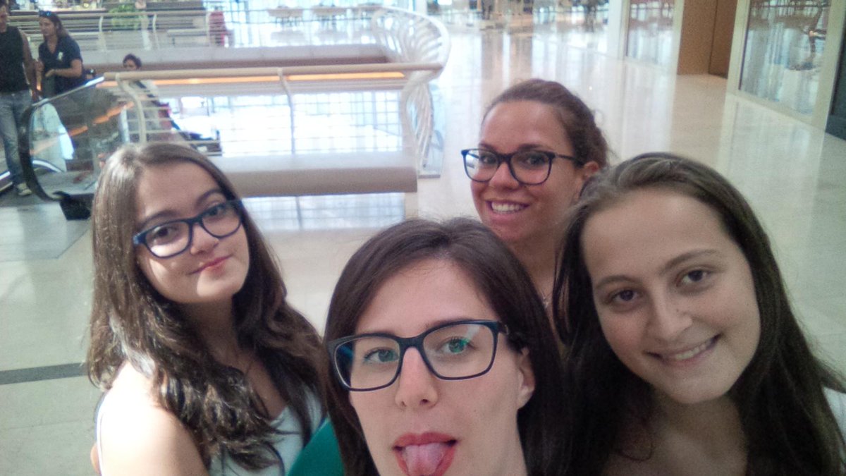 ErikaBet's tweet photo. Giretto al centro commerciale...:) Valeria, io @rosy_lodo31 e @Federical98 http://t.co/WJiicdninW