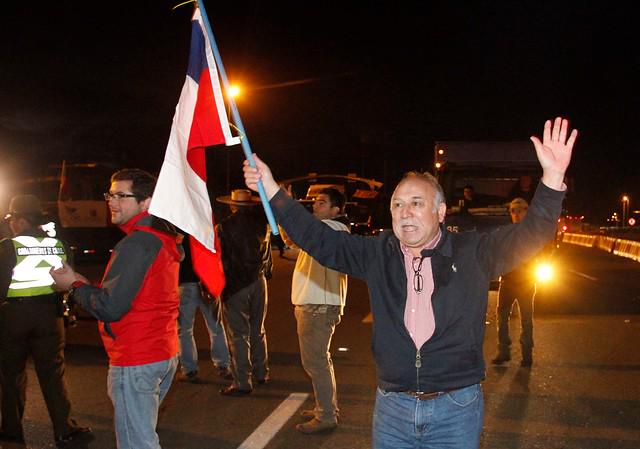 T13's tweet photo. Revisa acá las imágenes que deja la movilización de camioneros en Angostura. FOTOS »  http://t.co/xkvAVfee4y http://t.co/nIeGV5af2Q