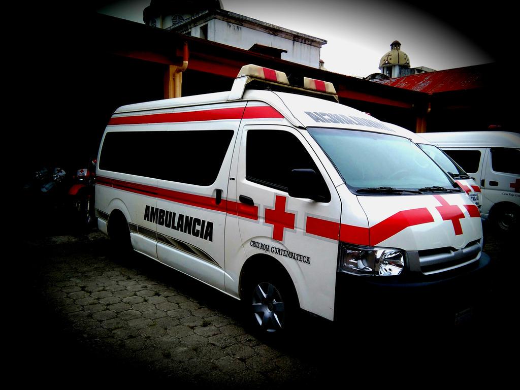 #ParoNacional Cuando escuches el sonido de la sirena de una ambulancia favor de ceder la vía @CRGuatemalteca 23816566