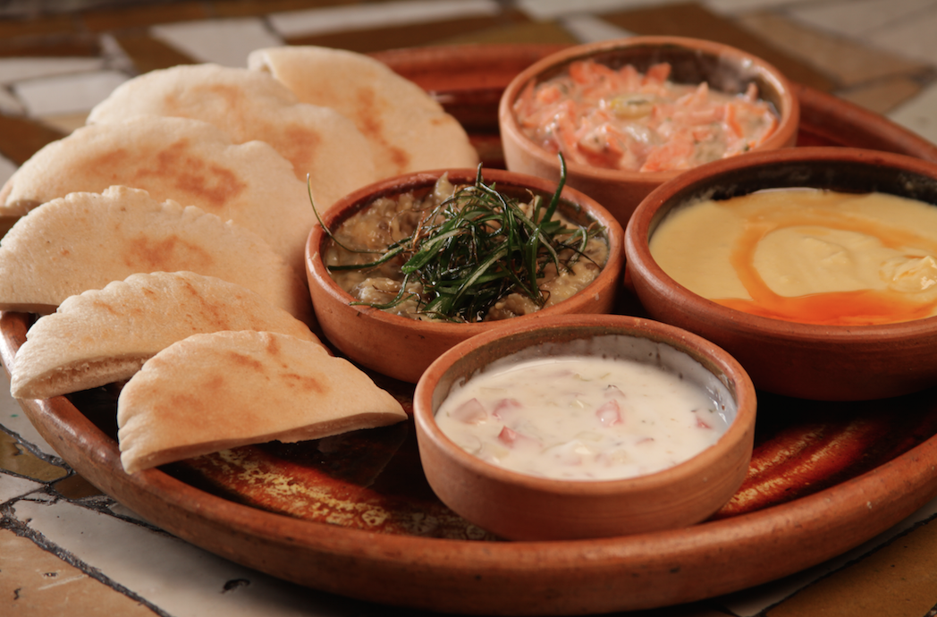 Zanzibar_Chile's tweet photo. Jueves, amigos, nuestros exquisitos Dips, unos cocktails para brindar y ¡salud por este jueves en Zanzibar! :D http://t.co/xXcvy7Gjto