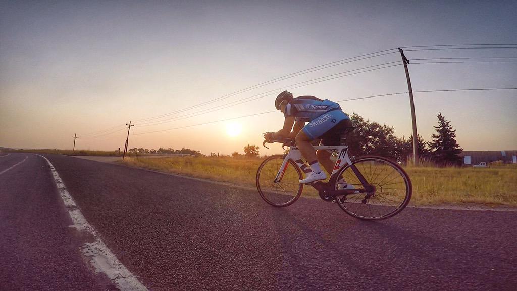 KompetitiveEdge's tweet photo. Finding his rhythm. @conradrodas #Kompete @pearlizumi @SkratchLabs http://t.co/aXRguqWjJq