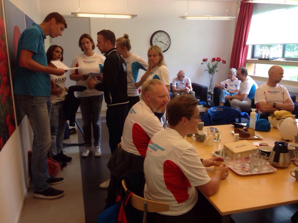 Bas van de Goor in gesprek met zorgverleners en deelnemers aan de diabetechallenge.