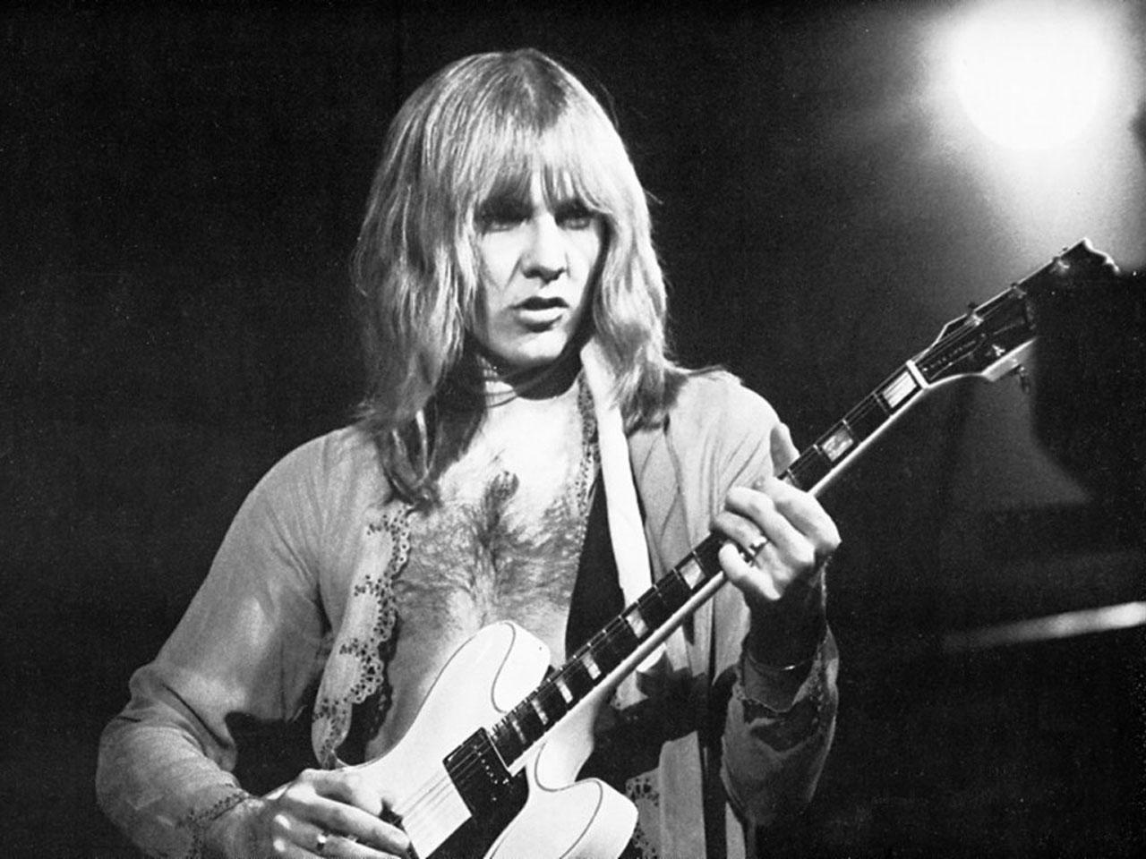 A very Happy Birthday to CSHF inductee Alex Lifeson from He turns 62 today!  