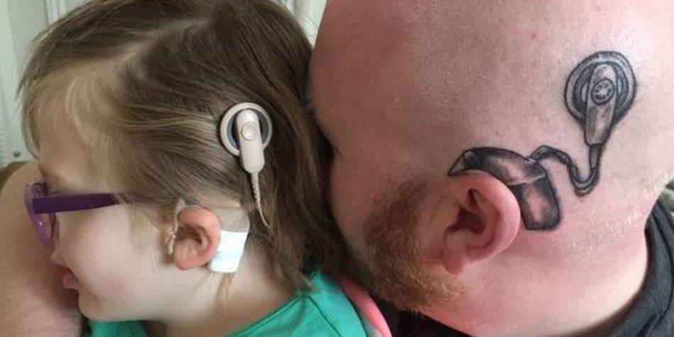 A dad wanted to make his daughter feel better about her hearing aid so he g...