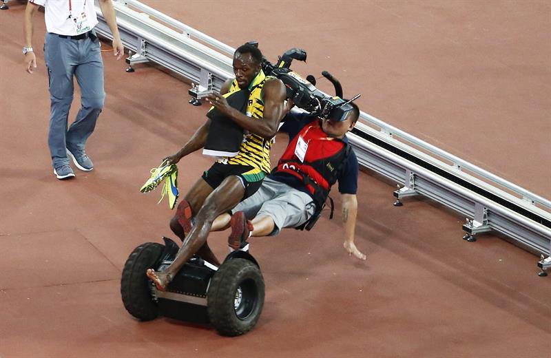 aoramax's tweet photo. Un tropezón no es caída, y menos para Usain Bolt que este jueves ganó los 200m planos en una final para la anécdota. http://t.co/nUCD0yziQC