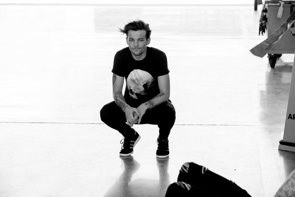 Louis chillin' on set... #DragMeDownMusicVideo smarturl.it/1DdmdYT