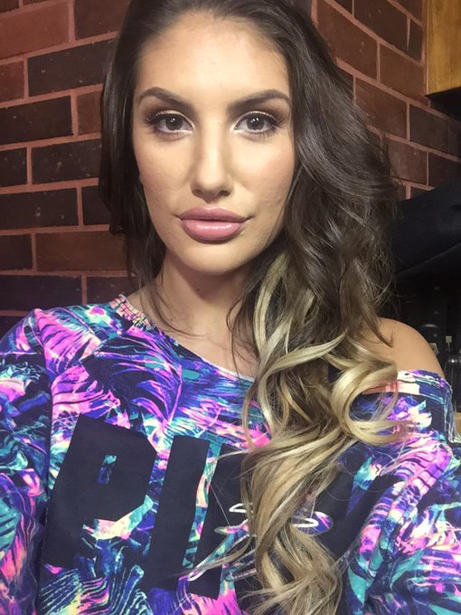 All done!! Follow my makeup girl on IG @makeupbyrosalinda http://t.co/jUFOghsfLD