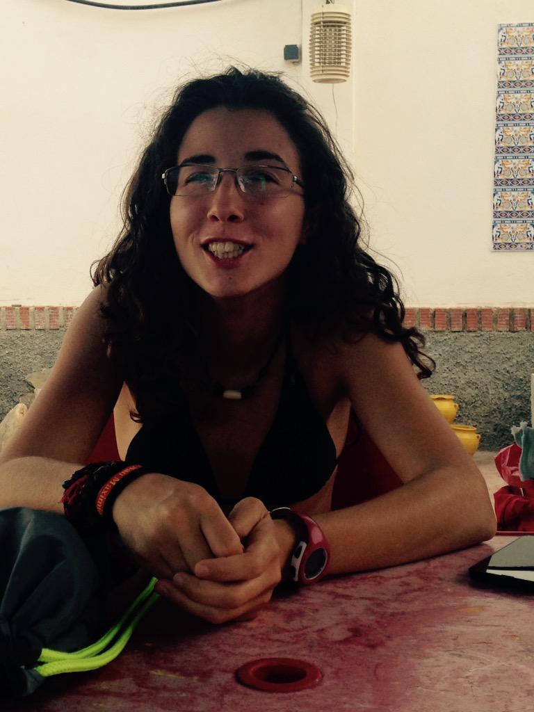 CrisDiMaria's tweet photo. Según los últimos estudios de @anitadela15 mientras estamos en el útero materno tenemos branquias. #anigraphic http://t.co/3r1kMkk7lF