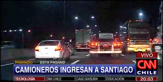 CNNChile's tweet photo. Sigue a #CNNChile con todos los detalles de la movilización de los camioneros en Santiago http://t.co/5xmuvEXTod