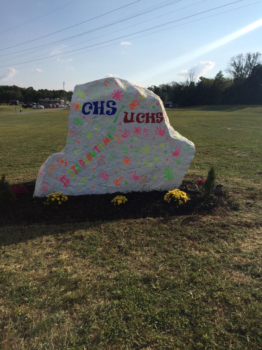 chs_council's tweet photo. We're pumped! Hope you guys are to! Let's go Bulldogs! #ItsGlowTime #CHS http://t.co/Wy4kXOYpO1