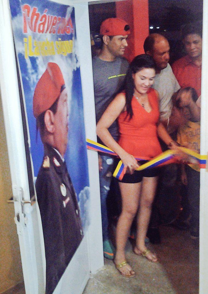 PanchoArias2012's tweet photo. Junto al @MPComunas entregamos en este momento 23 viviendas dignas desde la Parroquia Punta Gorda del Mcpio. Cabimas. http://t.co/wPCpkGt6um