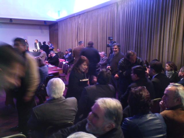 Completamente lleno salón Esmeralda aguardando el inicio de la actividad @IntendenciaV <a href="/alexis_bustosc/">Alexis Bustos C</a> <a href="/DipladValpo/">DIPLAD Valparaíso</a>