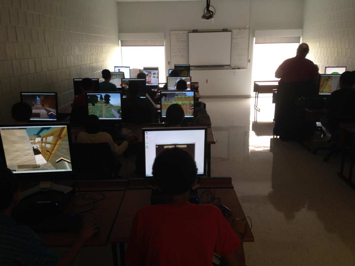 JerryLPutt's tweet image. #MinecraftEDU at DMMS is very popular #Rcubed