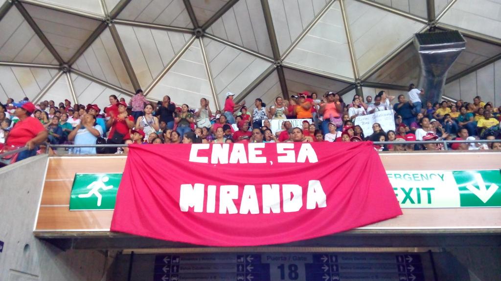 cnae_miranda's tweet photo. @cnae_ve @HectoRodriguez  cocineras de la patria del edo miranda presente en el poliedro apoyando a unamujer http://t.co/ndrNNbSSTG