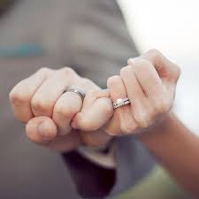 منو مثلي تعب لجلك وداراك
جهنم لجلك اتحمل وداراك
منو غيري يسمر داراك 
واخرها اتكولي انت مو اليا