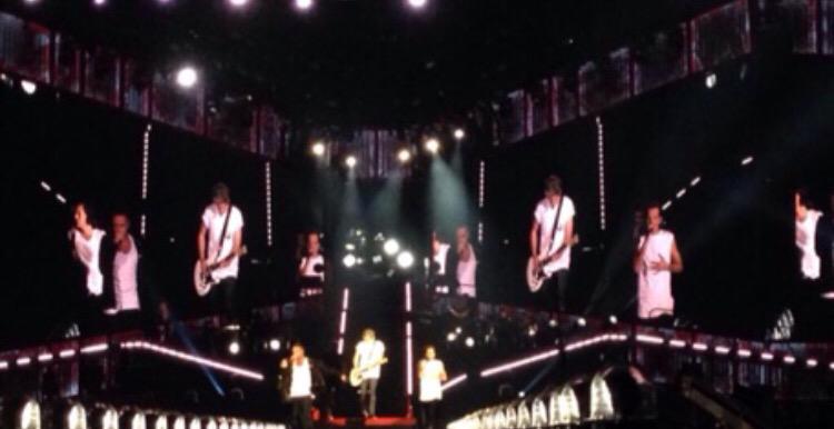 savannahgay_'s tweet photo. "if we could only turn back time.." #wwastl @onedirection 1 YEAR TAKE ME BACK IM SOBBING๐ญ๐ญ๐ญ๐ญ http://t.co/fHPP7a0x1T