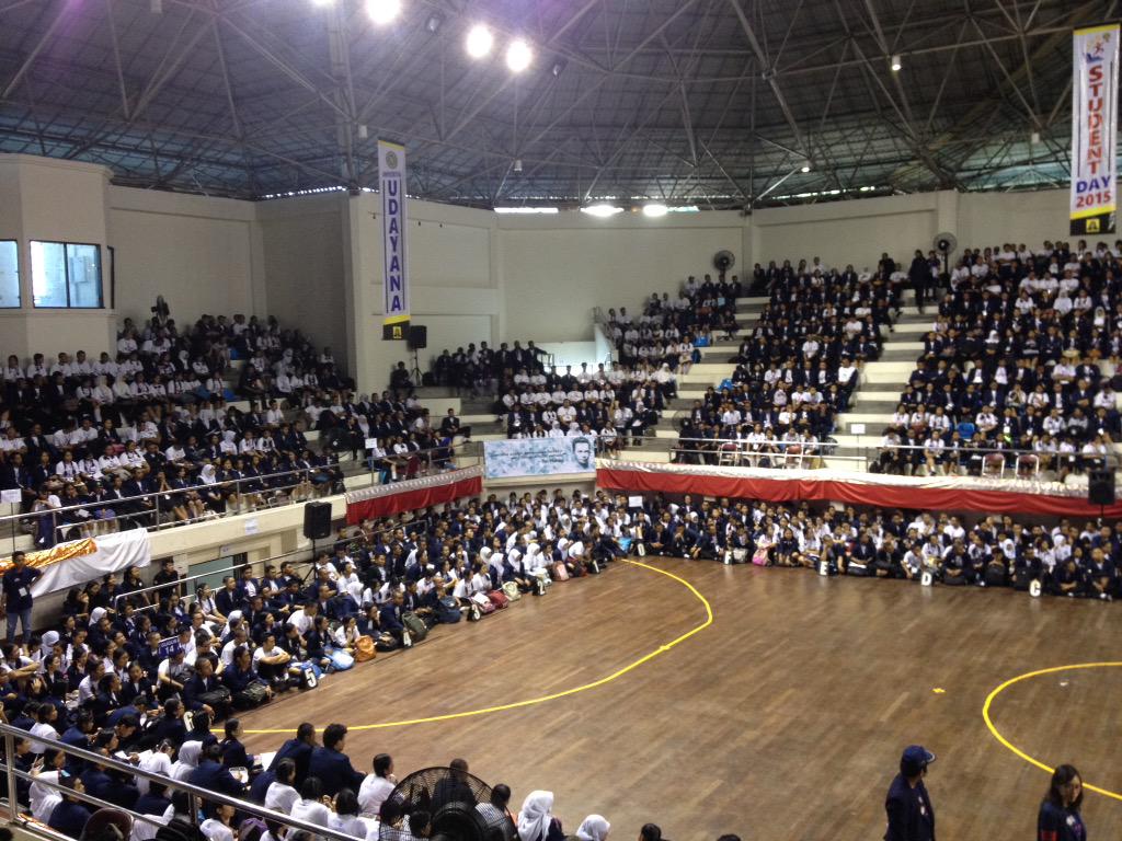 DPM_UDAYANA's tweet photo. Suasana Hari Kedua Student Day 2015 di Gor Lila Bhuana Denpasar. #studentday2015 #HalloMaba #MabaUNUD http://t.co/lU8Wm73v24