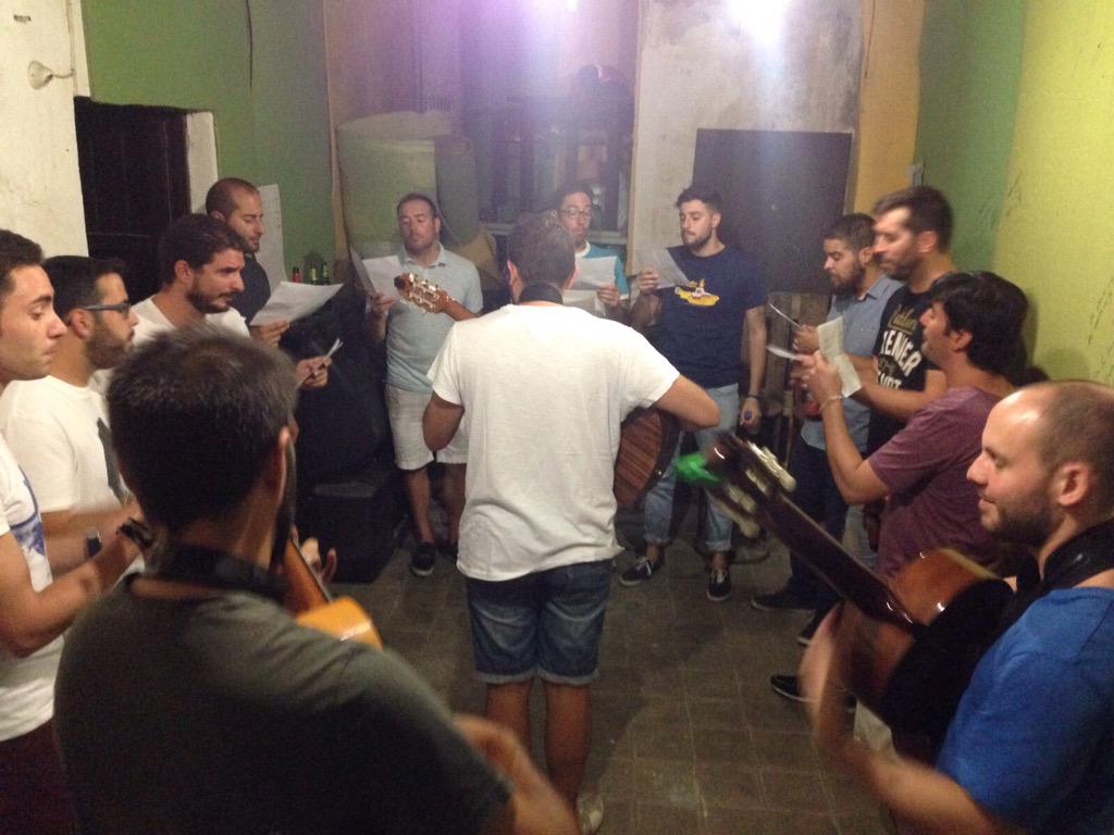 agrulostunantes's tweet photo. Anoche tuvimos la primera toma de contacto con los nuevos acordes y melodías que nos acompañarán en 2016. http://t.co/jbtlMG0olt