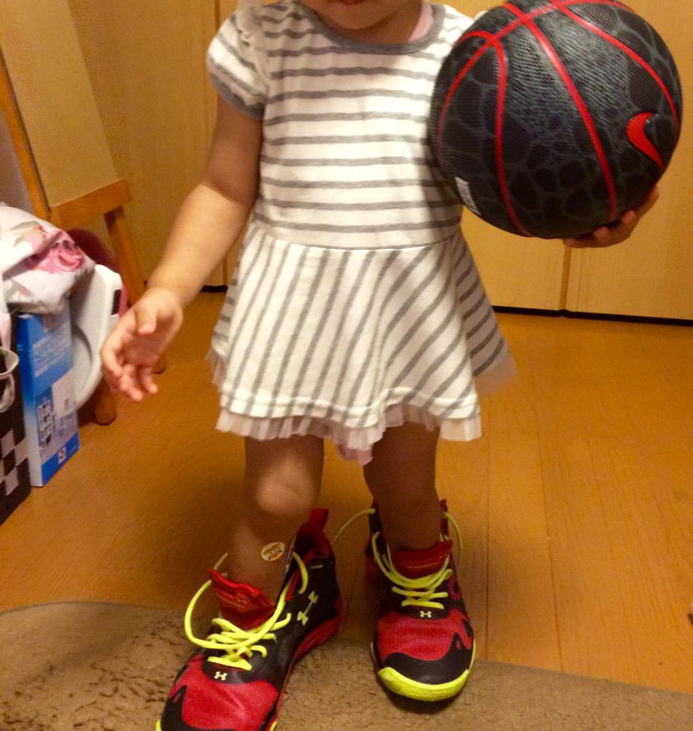 aki_chan_chan_'s tweet photo. 自分でママのバッシュ引っ張り出して履いてボール持ってバスケしようとパパを呼びに来た。
#anatomix spawn2 low http://t.co/s8yyJmJbsT