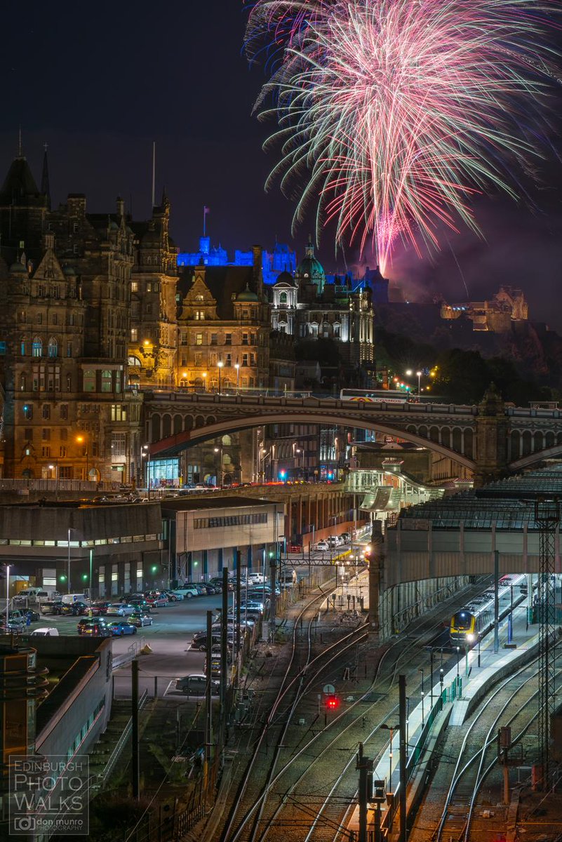 edinspotlight's tweet photo. “@EdinPhotoWalks: The @EdinburghTattoo fireworks over @edinburghcastle
#Edinburgh  http://t.co/t535aqVQRf” < stunning!