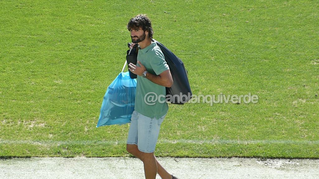 canblanquiverde's tweet photo. .@francruz8 sale de vestuarios y la grada y sus compañeros reaccionan en común. OVACIÓN enorme para el CORDOBESISTA. http://t.co/IRHoJcJQSG