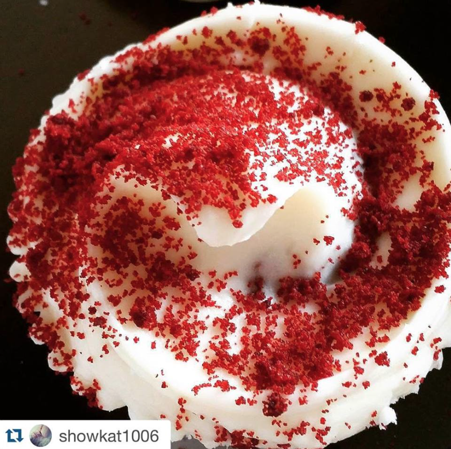 hummingbbakery's tweet image. One for me and one for...free?! That&apos;s right, it&apos;s buy one get one free on all cupcakes today! bit.ly/1zQvNZv