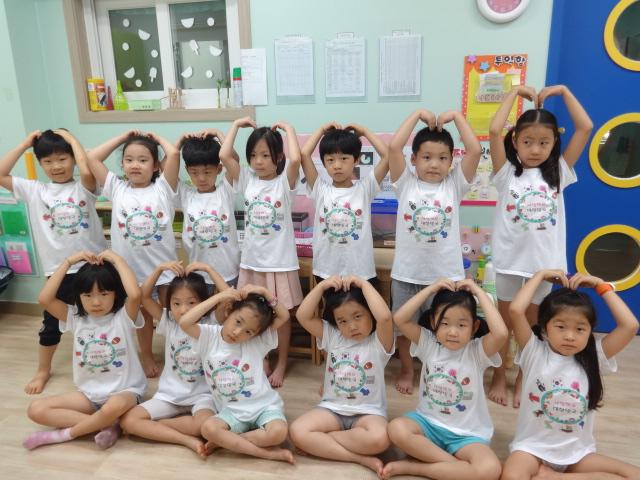 #성남시 성남국공립 여수센트럴타운 어린이집 
광복 70주년을 맞이하여 국기 게양과 7세반 유아들이 우리 나라를 상징하는  의미있는 그림들을 티셔츠에 담아서 특별한 '나라사랑 티셔츠 만들기' 활동을 했습니다.^^