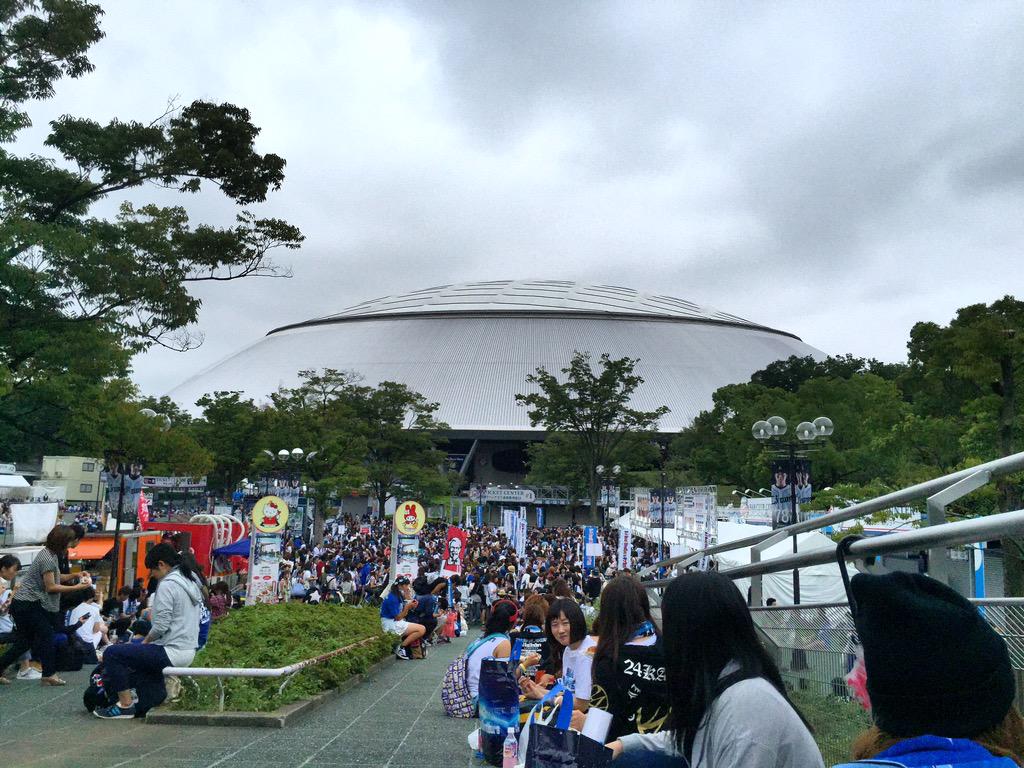 Atkhr24krt's tweet photo. とうちゃーく！人やばい(*_*) http://t.co/IWVWgnC31M