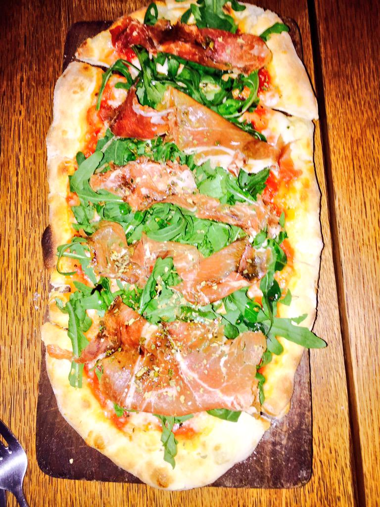 Alejandra05's tweet photo. Asi la pizza de arugula y prosciutto @AlekzanderRoma esta noche con un montes malbec...extraordinaria!! @GuedesVicky http://t.co/gBAQJvskIv