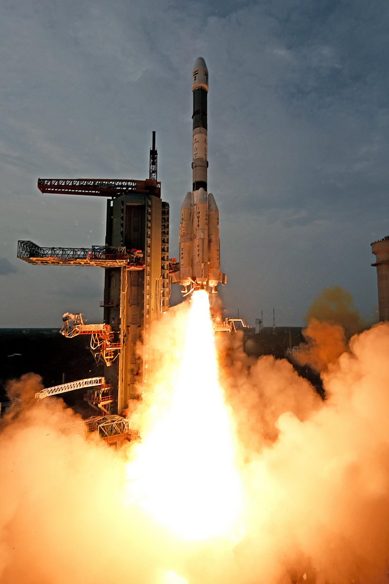 ShuttleAlmanac's tweet photo. New Pic 2 - Launch of India's #GSLVD6 rocket launch with the #GSAT6 comsat #ISRO http://t.co/OFuZeTRY3R