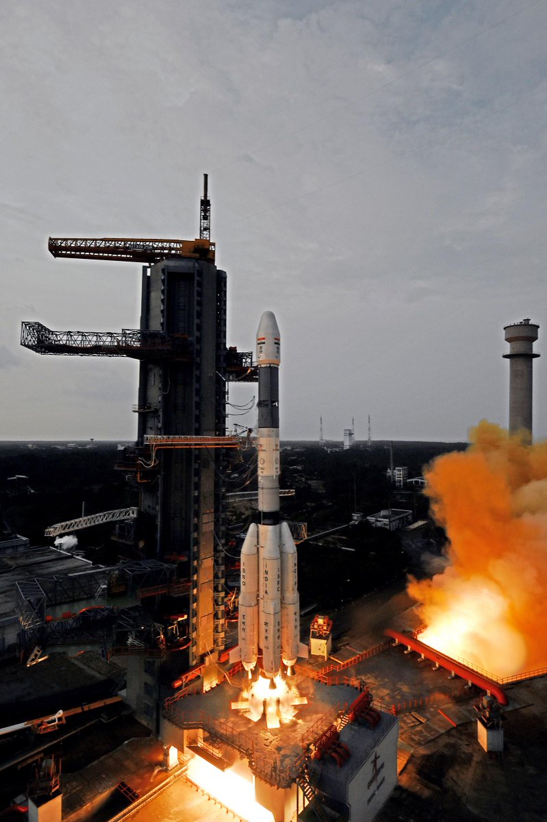 ShuttleAlmanac's tweet photo. New Pic 1 - Launch of India's #GSLVD6 rocket launch with the #GSAT6 comsat http://t.co/OuHk00v6zk