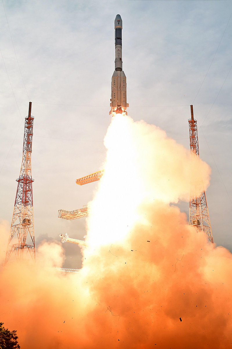 ShuttleAlmanac's tweet photo. New Pic 2 - Launch of India's #GSLVD6 rocket launch with the #GSAT6 comsat #ISRO http://t.co/O3JD0n9szD