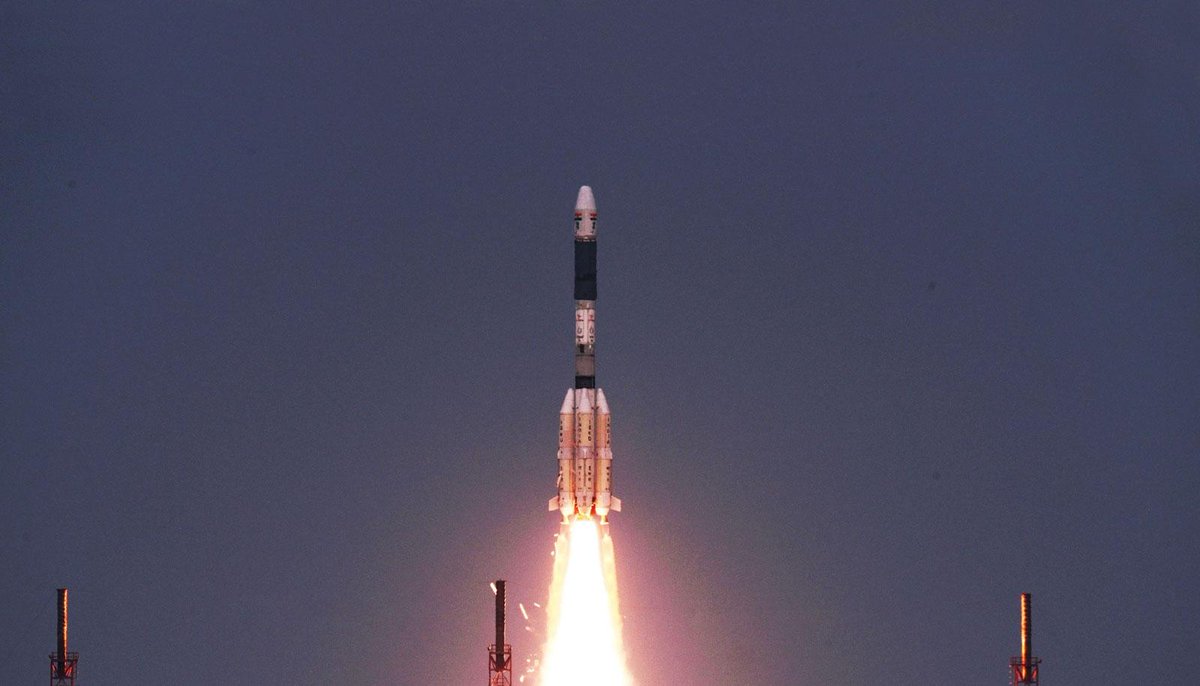 ShuttleAlmanac's tweet photo. New Pic 4 - Launch of India's #GSLVD6 rocket launch with the #GSAT6 comsat #ISRO http://t.co/NHnWNsXZjJ