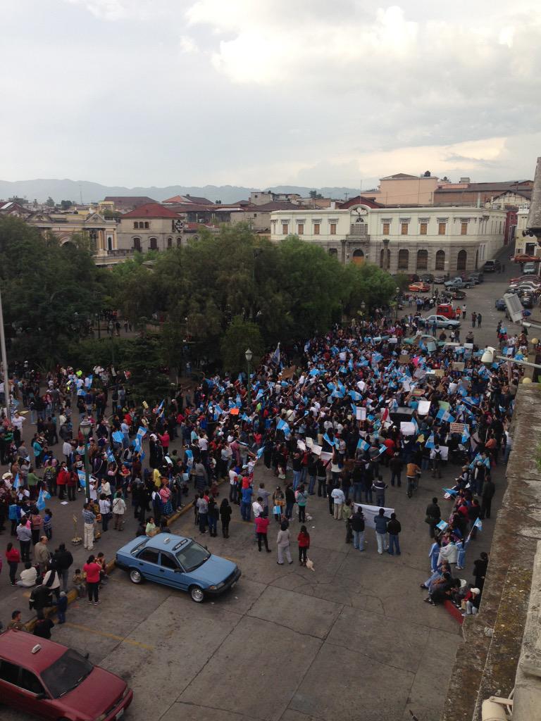 FherMeckler's tweet photo. Orgulloso de #Xela y de su gente #RenunciaYa http://t.co/MtwQ4O7GeH