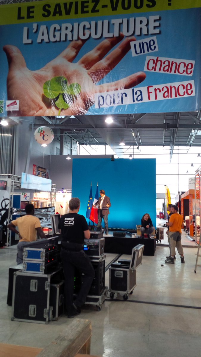 Steel_Designers's tweet photo. Derniers réglages avant inauguration officielle de la 69e #foiredechalons par #manuelvalls ce matin. http://t.co/JWQ34hP0sN