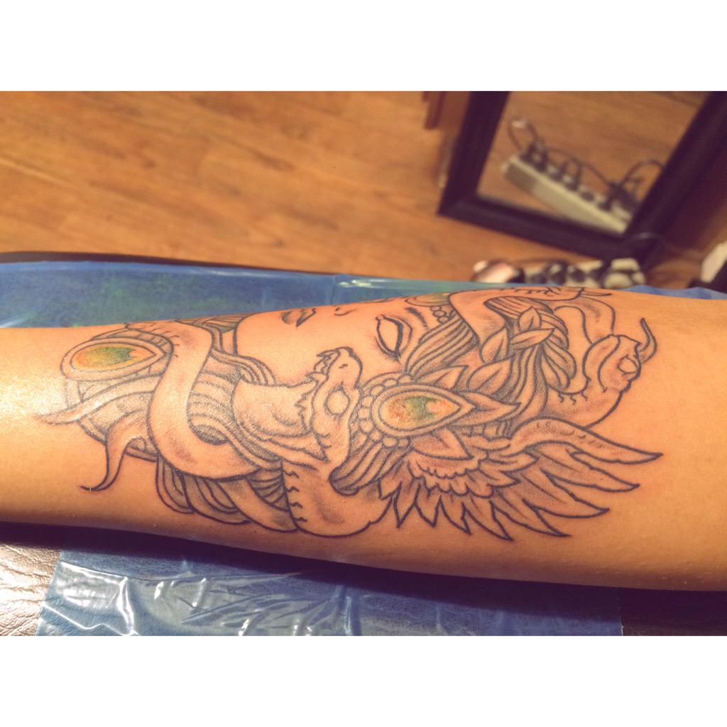 ItsMilliee's tweet photo. #Medusa #Emeralds #tattoos #JohnnyHash #newest #clean http://t.co/fs8J14LcZC