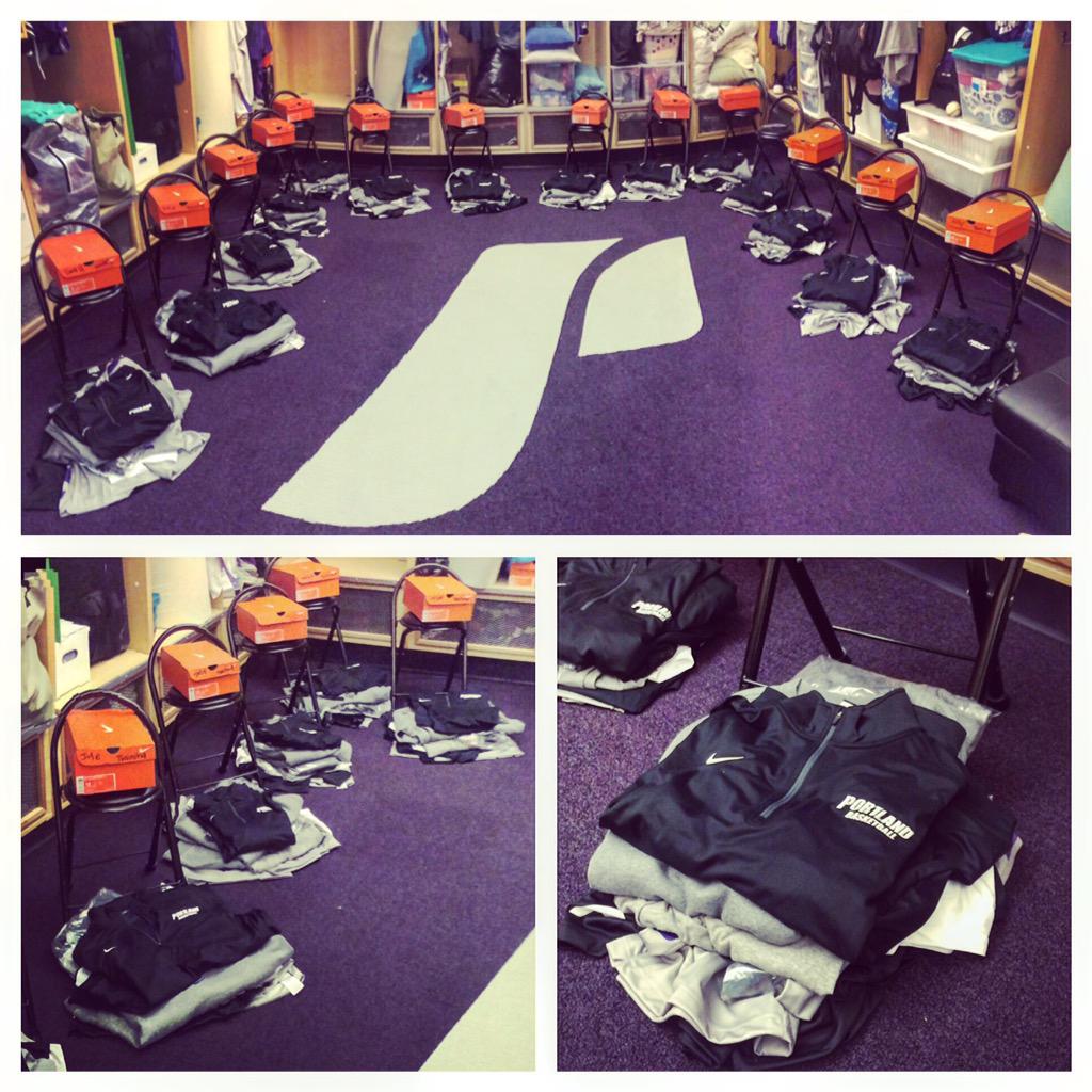PortlandWBB's tweet photo. Christmas in August! 🎄
#swooshfam #orangeboxes👟 @nikebasketball 🏀⚓️ http://t.co/I6e4bsZoZC