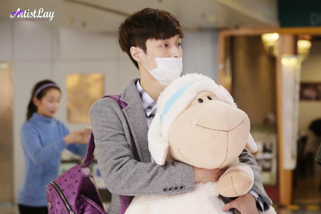 LAYLINE1991's tweet photo. รวมโมเม้นท์กอดตุ๊กตา น่าร้ากกกกกกกกกกกกกกกกกก♥️😁 (Cr. ARTISTLAY) http://t.co/3sYWyieJxQ