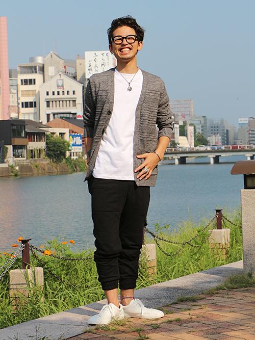 Gap Japan 福岡三越店スタッフ注目コーデ 白tシャツ ブラックパンツのモノトーンコーデにグレーのカーデを足して 秋コーデにシフト 足元はスニーカーで外し 大人カジュアルスタイルに Http T Co Nexvflrll0 Http T Co Doh5nlglim