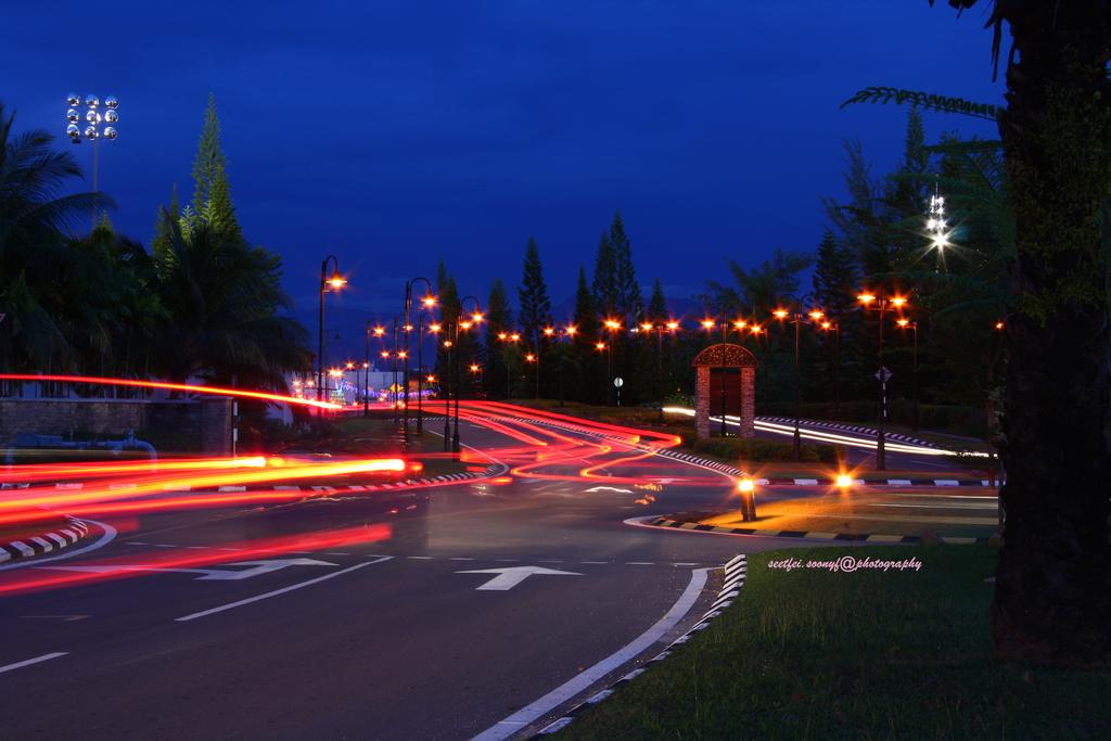 SimonArtPhotos's tweet photo. @KKCity streetlight never too bad compare overseas @suteraofficial roundabout #BLKK #BLSabah @SabahInfo @kakitravels_ http://t.co/5iBPZCHAoF