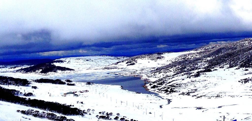 AranaART2014's tweet image. My Dad is out skiing in Australia. I&apos;m at the beach in Hong Kong ;) Happy weekend wherever you are #snowfields #TGIF