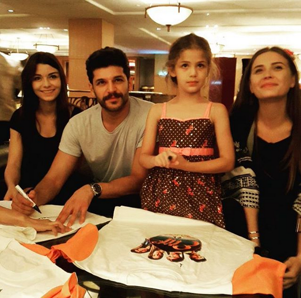 isabeladamla's tweet photo. 😘💞💕💔💖💟aku cinta kamu İNDONESİA :) @EmreKvllcm @gttuncok @selnsesgin http://t.co/4VFGngmY62