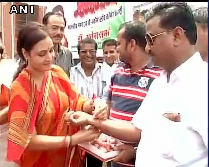 INCIndia's tweet photo. Jaipur: Congress unique protest against price hike, onions presented as gifts for Raksha Bandhan. http://t.co/yuaNWUp0MQ