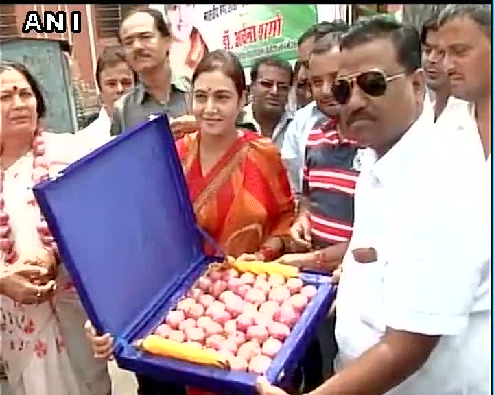 INCIndia's tweet photo. Jaipur: Congress unique protest against price hike, onions presented as gifts for Raksha Bandhan. http://t.co/yuaNWUp0MQ