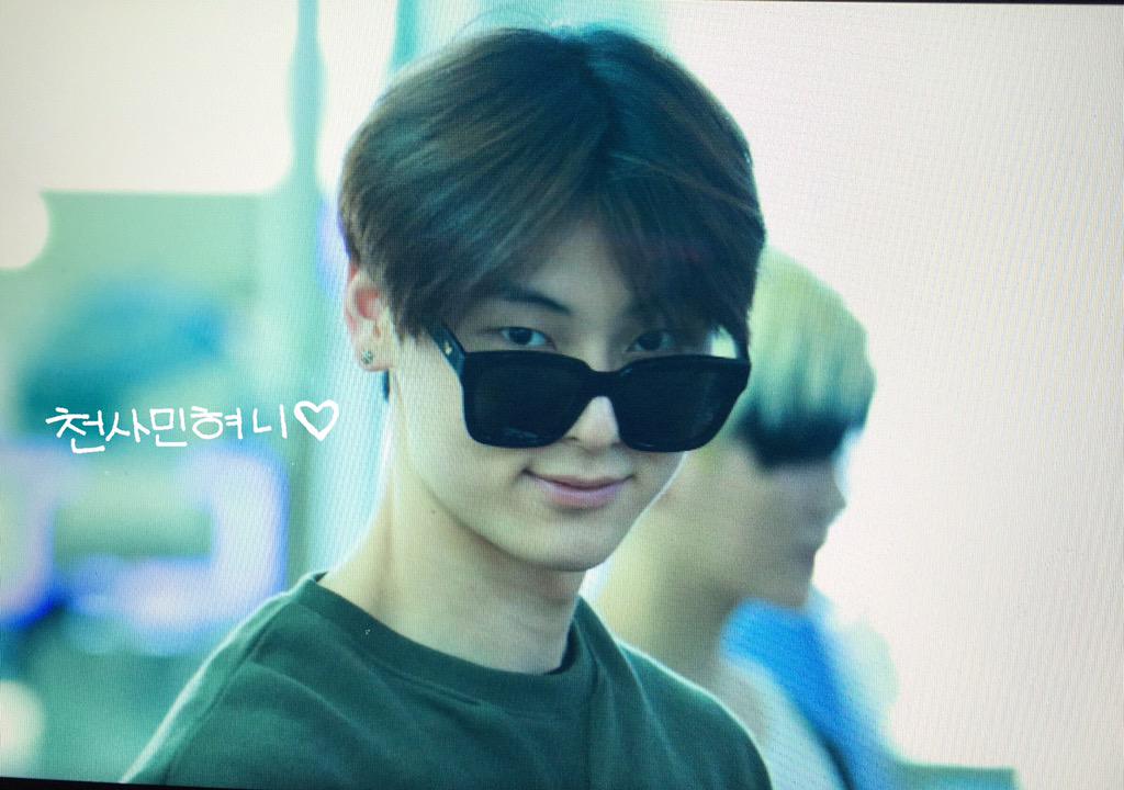 NUminhEST's tweet photo. [preview①] 20150828 인천공항 출국길 
<<<<<남미 민현 
#민현 #뉴이스트 #minhyun #nuest
@NUESTNEWS 잘가~~~~~><♡♡♡♡
민현이 고마워😍😎 http://t.co/numP2Ua96n