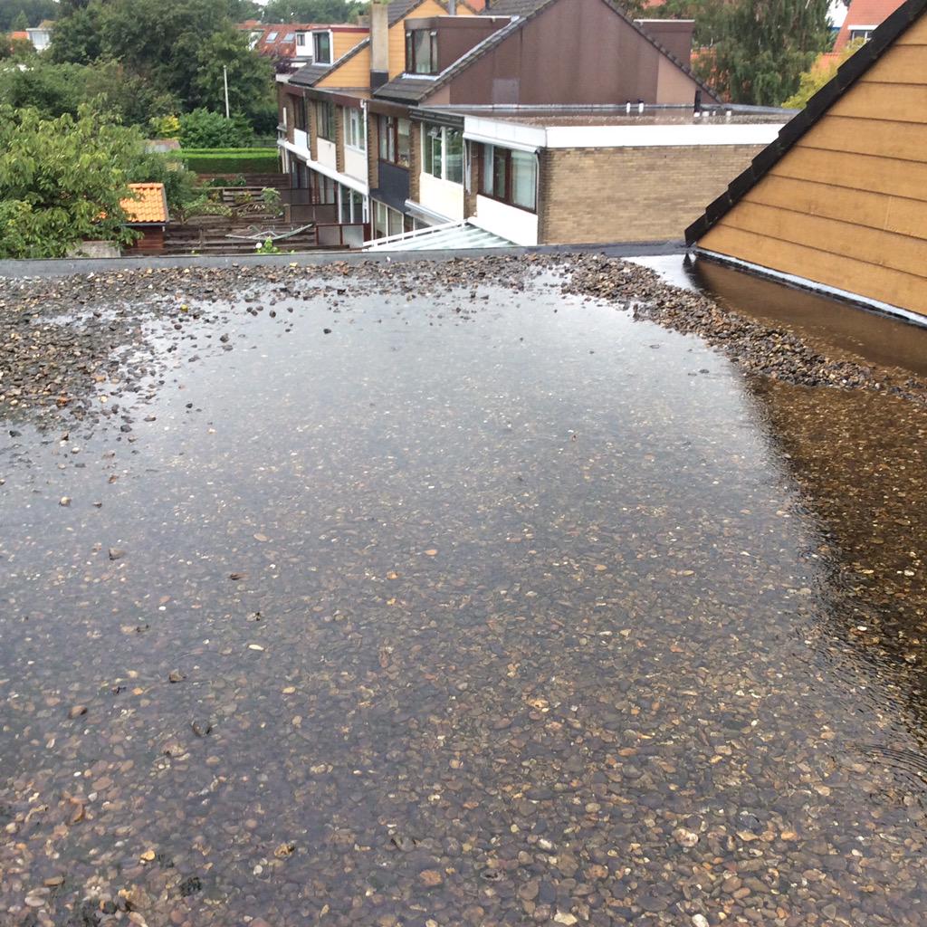 DakserviceNed's tweet photo. 2500 liter water op het dak van deze klant. En uiteraard lekte het, anders waren we niet gebeld. #verzekering #bellen http://t.co/B9oTpoS9EA