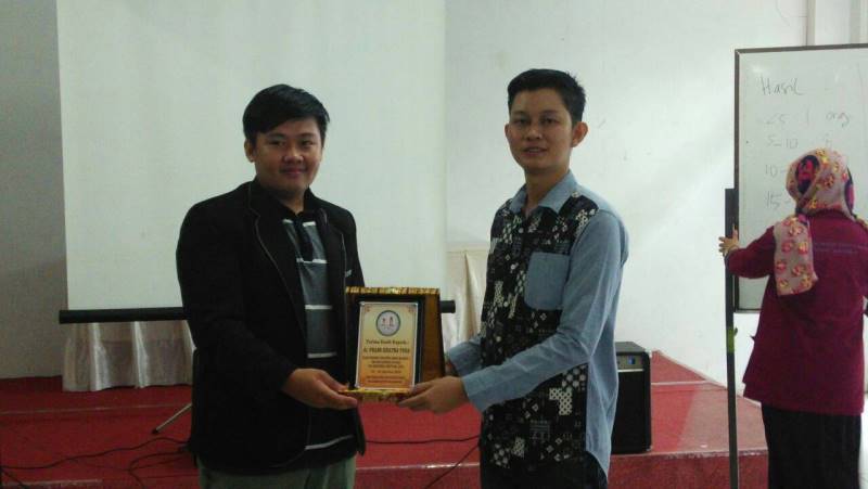 ISMKI_Wilayah1's tweet photo. Oleh2 untuk Kak Franz oleh SekBid #LD kak Ridho
LKMM ISMKI Wilsa
@RegMeet2015
FK UMP Feat.
#LD
#HPS
#SumateraSatu http://t.co/LTBDuH9q6U